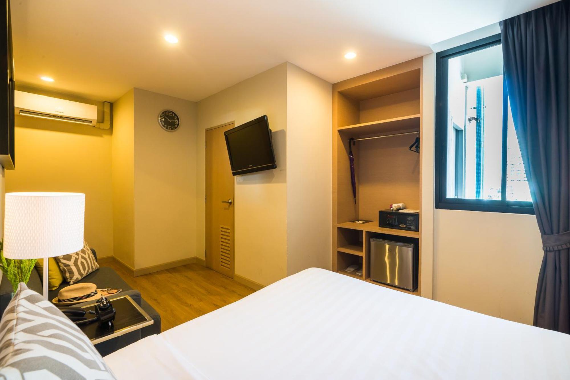 Economy Room One Queen Bed Non-Smoking